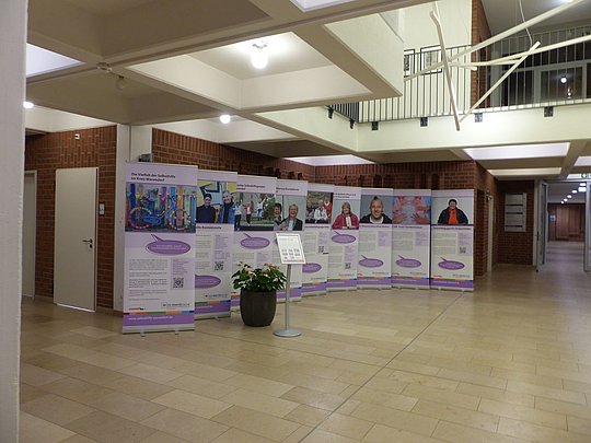 Roll Ups in einem Gebäude