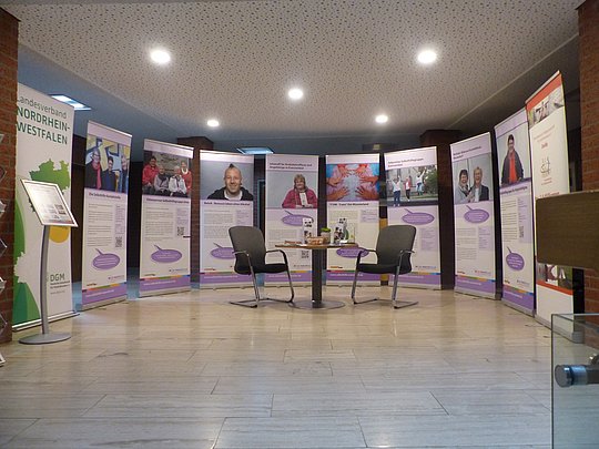 Roll Ups in einem Gebäude