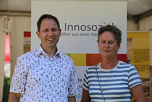 Ein Mann und eine Frau stehen nebeneinander