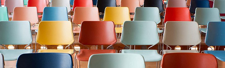 Reihen mit bunten Stühlen