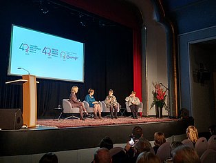 4 Frauen sitzen auf einer Bühne