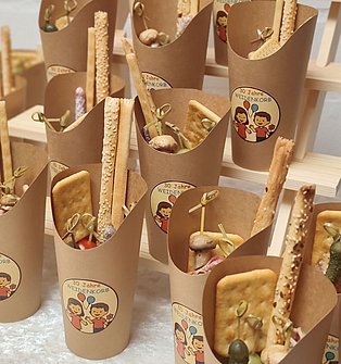 Körbchen mit Süssigkeiten und dem Logo der Kita