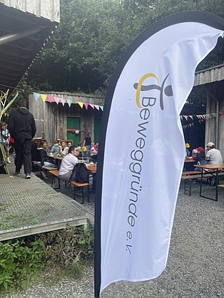 eine Beachflag mit dem Logo der Einrichtung Beweggründe