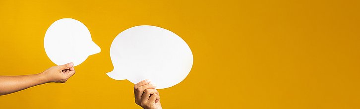 2 leere Sprechblasen auf gelben Hintergrund