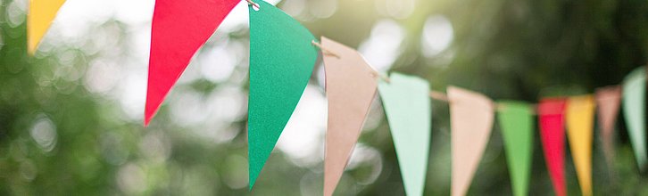 Bunte Girlande an einer Schnur